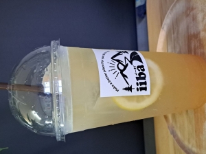   iiba(イーバ）紀の川店 自家製レモネード：大きめのカップにたっぷり。紀の川レモン使用。